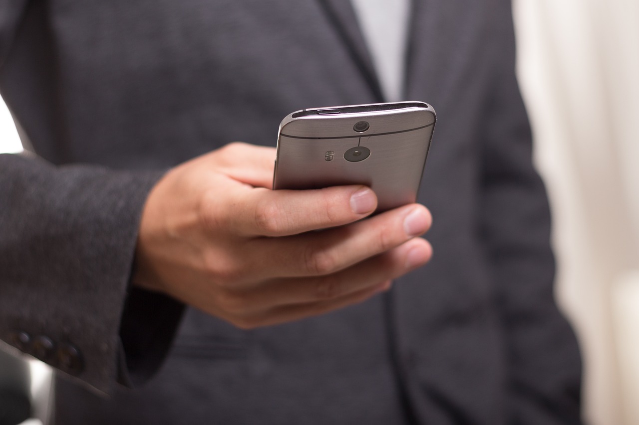 How to send an SMS message using your phone
